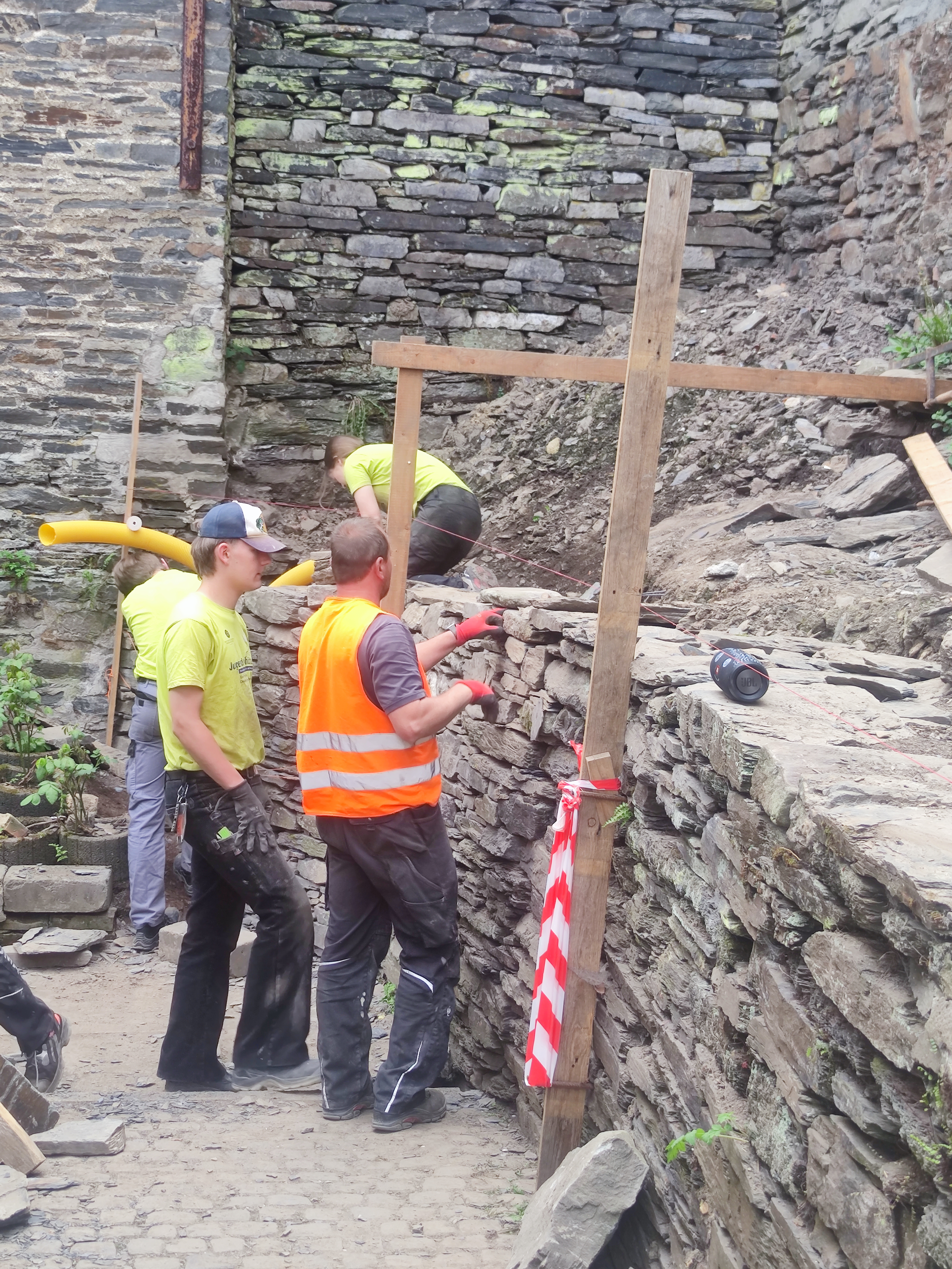 Wiederaufbau der Trockenmauer im Mottejässje